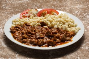Sertés-pörkölt-körettel